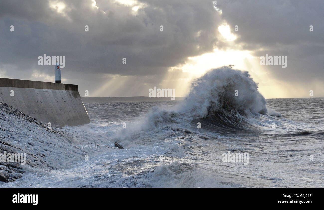 Ein stürmischer Morgen bei Porthcawl in Südwales nach einer Nacht mit starken Winden und Regen hat das Land heimgesucht. Stockfoto