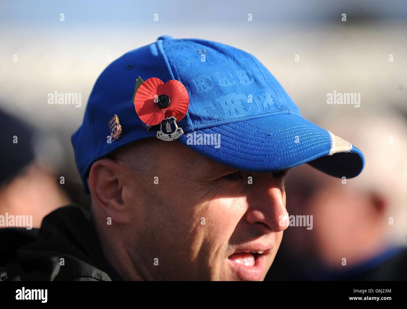 Fußball - Barclays Premier League - Everton gegen Tottenham Hotspur - Goodison Park. Ein Everton-Fan trägt einen Remembrance Day Poppy auf seinem Hut vor dem Goodison Park Stockfoto