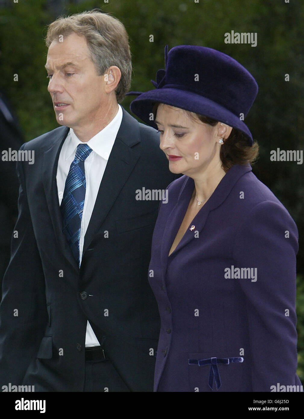 Premierminister Tony Blair und seine Frau Cherie kommen zu Ehren derer, die im Irak-Krieg ums Leben kamen, zum Gedenkdienst in der St. Pauls Catherdral im Zentrum von London. Der Gottesdienst wird vom Erzbischof von Canterbury, Dr. Rowan Williams, gerichtet. Es wird auch eine Schweigeminute geben, die von Bischof zu den Streitkräften, dem RT Rev David Conner, geführt wird, mit einem Bugler, der The Last Post klingt. Stockfoto