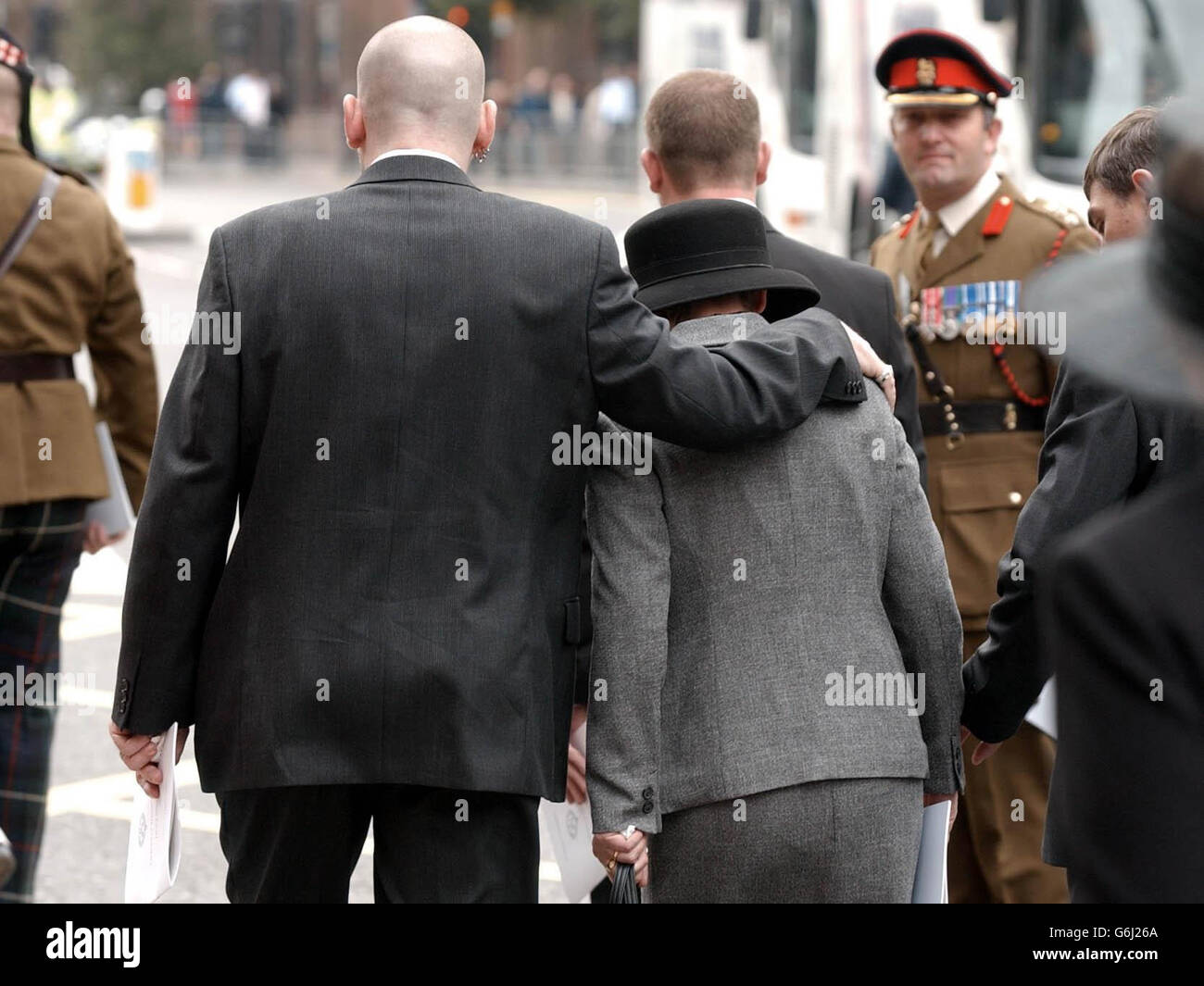 Familien verlassen den Gedenkdienst in St. Pauls Catherdral, im Zentrum von London, zu Ehren derer, die im Irak-Krieg ums Leben kamen. Der Gottesdienst wird vom Erzbischof von Canterbury, Dr. Rowan Williams, gerichtet. Es wird auch eine Schweigeminute geben, die von Bischof zu den Kräften der RT Rev David Conner geführt wird, mit einem Bugler, der The Last Post klingt Stockfoto