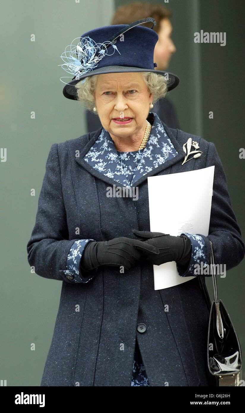 Königin Elizabeth II. Verlässt den Gedenkdienst im St. Pauls Catherdral im Zentrum von London zu Ehren der im Irak-Krieg verstorbenen Personen. Der Gottesdienst wird vom Erzbischof von Canterbury, Dr. Rowan Williams, gerichtet. Es wird auch eine Schweigeminute geben, die von Bischof zu den Streitkräften, dem RT Rev David Conner, geführt wird, mit einem Bugler, der The Last Post klingt. Stockfoto