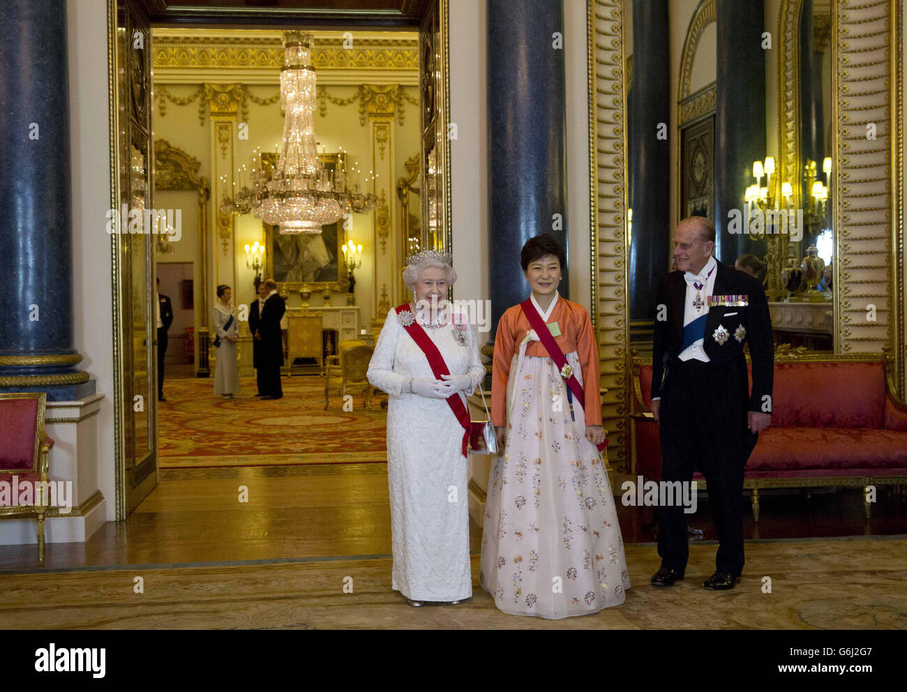 Königin Elizabeth II, Südkoreas Präsident Park Geun-hye und der Herzog von Edinburgh gehen zu einem Staatsbankett im Buckingham Palace, London. Stockfoto