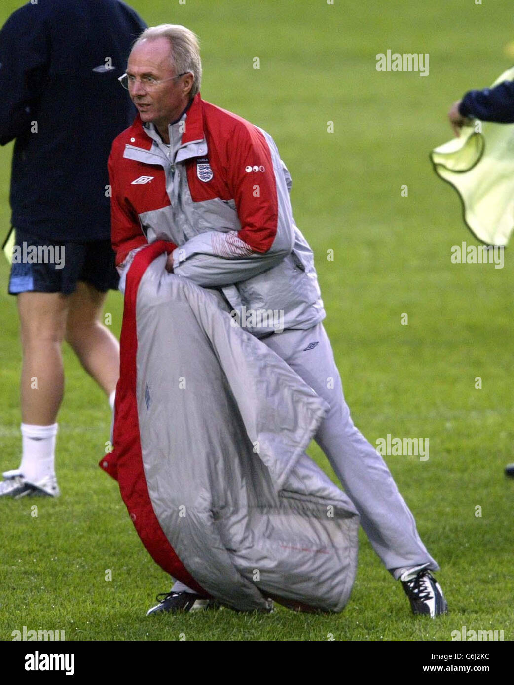 Der Engländer Sven Goran Eriksson während eines Trainings im Fenerbahce-Stadion in Istanbul, Türkei, vor dem morgigen EM 2004-Qualifikationsspiel gegen die Türkei in Istanbul. Stockfoto