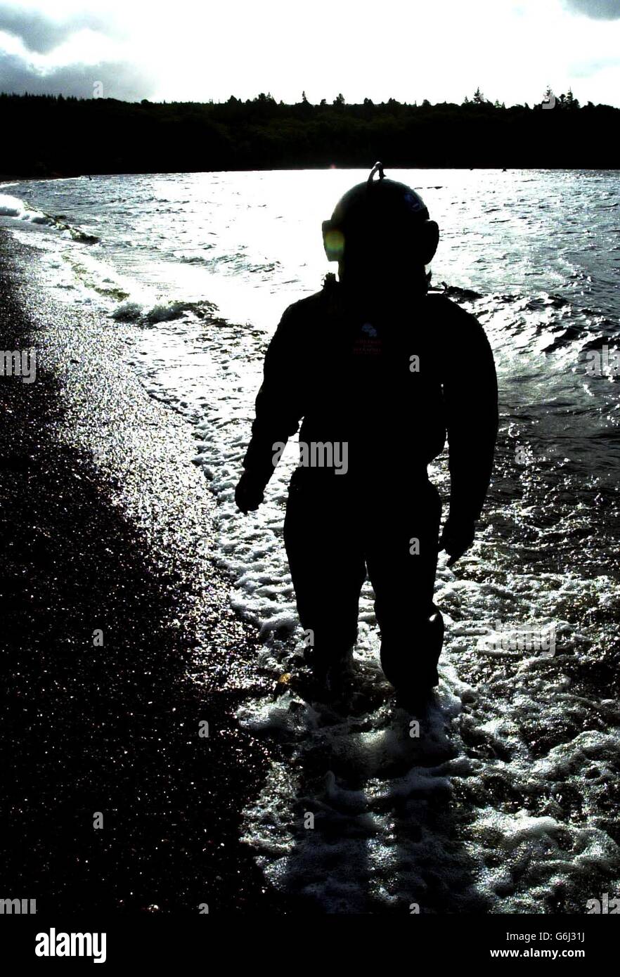 Der Wohltätigkeitswanderer Lloyd Scott steigt aus Loch Ness aus, nachdem er den letzten Teil seines Unterwasser-Marathons absolviert hat. Scott hat in den vergangenen zwei Wochen einen 26 Meilen langen Abschnitt des trüben Highland loch durchforst. Aber die Herausforderung war nicht ohne ihre Probleme. In der vergangenen Woche fiel der 41-Jährige unter Wasser von einem 15 Meter hohen Vorsprung, wobei er sich dabei die Schulter verletzte, beschloss aber, am nächsten Tag seine Herausforderung zu bewältigen. Der ehemalige Feuerwehrmann und Profi-Fußballspieler verbrachte mehr als einen Monat damit, sich für das Angebot als Taucher zu qualifizieren, um Geld für die Wohltätigkeitsorganisation Kinder mit Leukämie zu sammeln. Stockfoto