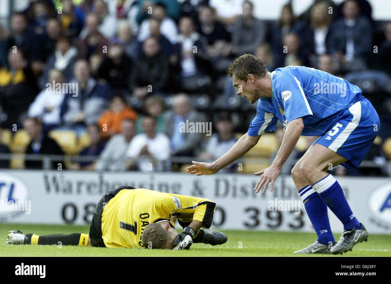 Geoff Horsfield von Wigan Athletic zeigt sich besorgt, nachdem sein Fuß während des Spiels der Nationwide Division One im Pride Park, Derby, dem Derby County-Torwart Andy Oakes (links) ins Gesicht fällt. KEINE INOFFIZIELLE NUTZUNG DER CLUB-WEBSITE. Stockfoto