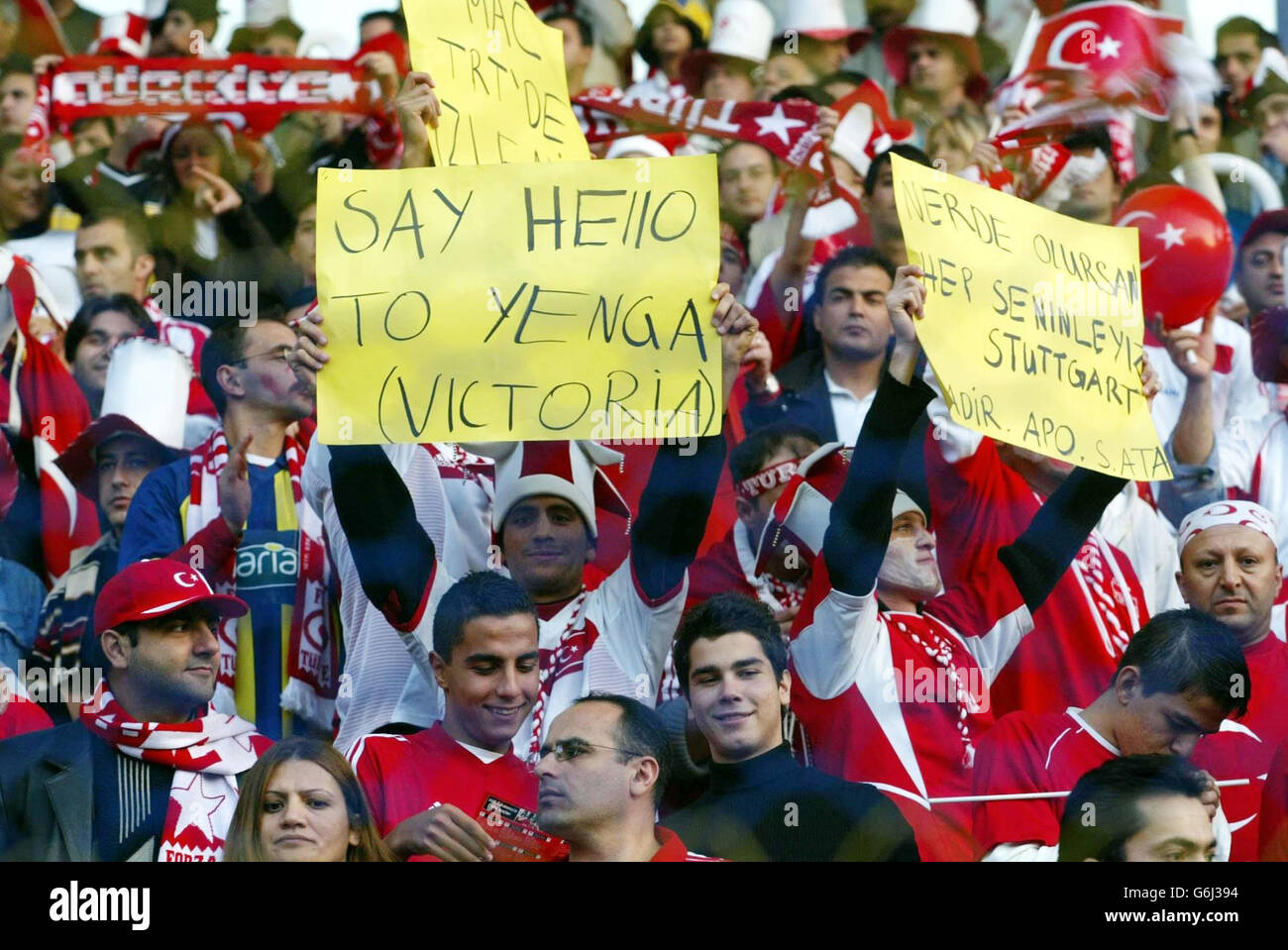 Türkei-Fans halten Zeichen in der Tribüne vor dem EM 2004-Qualifikationsspiel gegen England im Sukruu Saracoglu Stadium, Istanbul, Türkei. Stockfoto