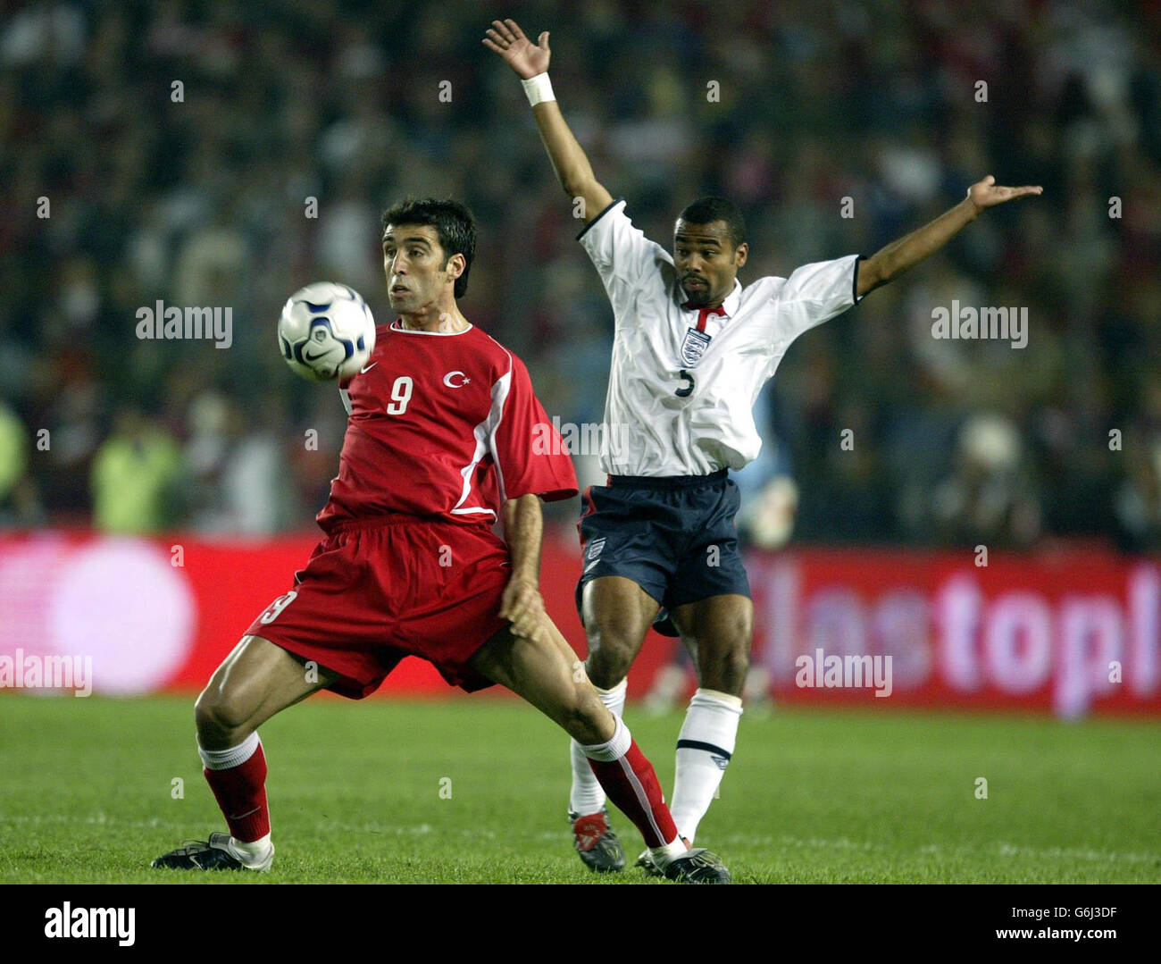 Der türkische Hakan Sukur zeigt den Ball von der englischen Ashley Cole während des Qualifikationsspiel der Europameisterschaft im Sukruu Saracoglu-Stadion in Istanbul, Türkei. Stockfoto