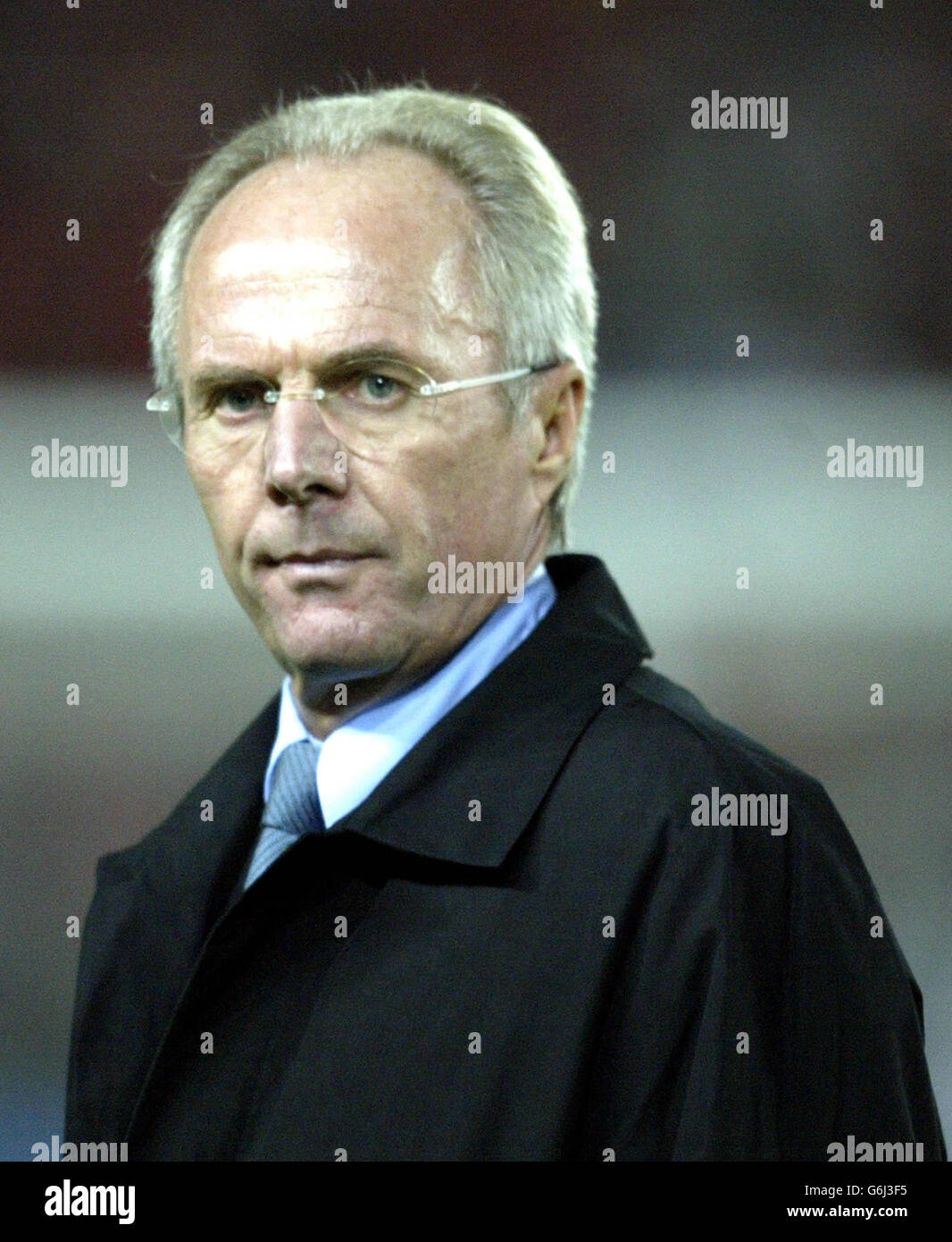 England-Trainer Sven Goran Eriksson sieht zu, wie England beim EM-Qualifikationsspiel im Sukruu Saracoglu-Stadion in Istanbul, Türkei, die Türkei spielt. Stockfoto