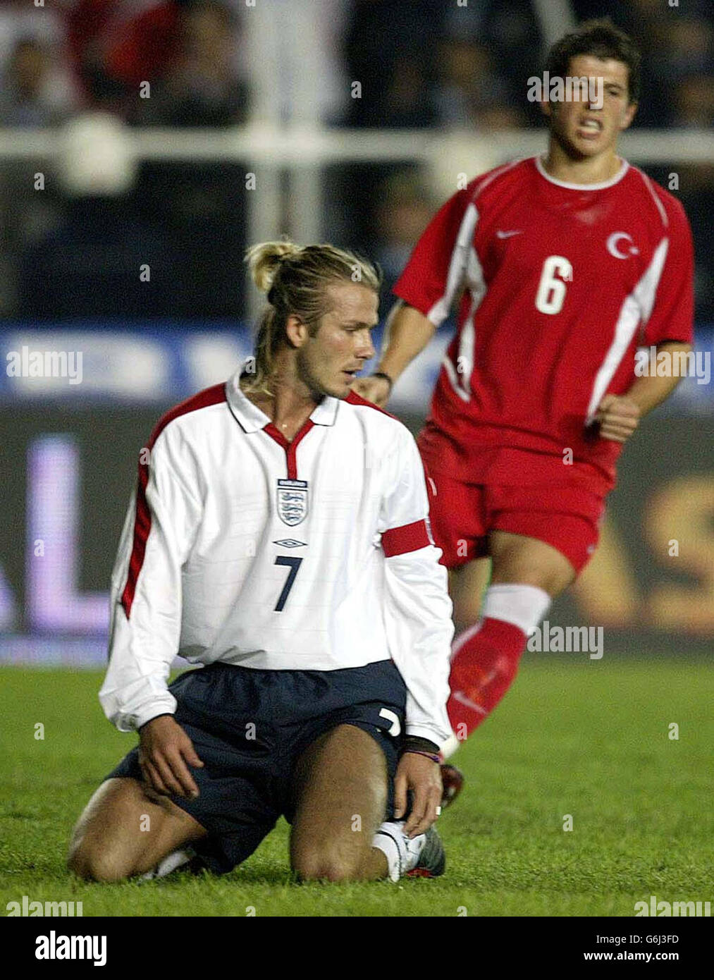 Der englische David Beckham verfehlt den Strafspot, da der türkische Emre Belozoglu (Hintergrund) während des Qualifikationsspiel der Europameisterschaft im Sukruu Saracoglu-Stadion in Istanbul, Türkei, reagiert. Stockfoto