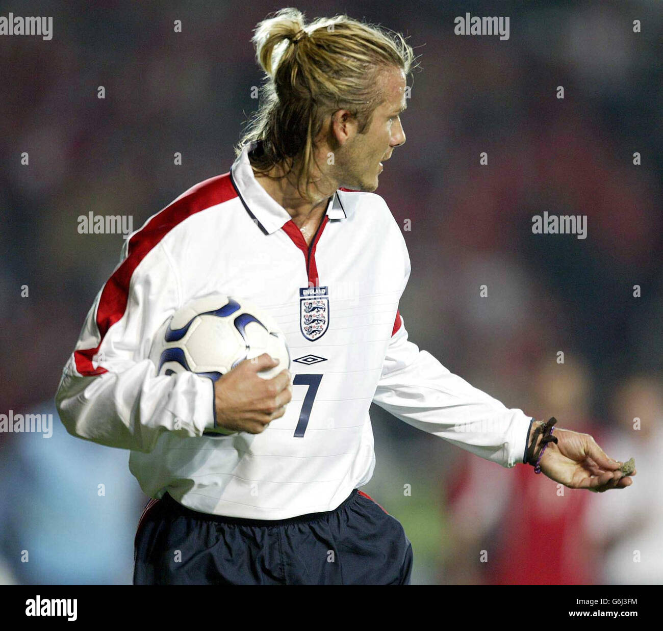 England-Kapitän David Beckham nimmt ein Objekt auf, das während des EM-Qualifikationsspiel gegen die Türkei im SukruSaracoglu-Stadion in Istanbul, Türkei, auf den Platz geworfen wurde. Stockfoto