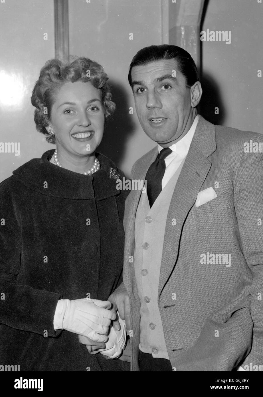 Katie Boyle, Schauspielerin und Fernsehpersönlichkeit, und ihr Mann, Lloyd's Underwriter und Rekepferd-Besitzer Greville Baylis, werden auf dem Londoner Flughafen abgebildet, als sie kurz vor dem Einsteigen in ein BOAC-Linienschiff auf dem Weg nach Bermuda für einen Monat Urlaub waren. Sie kehren am 26. Februar zurück. Am nächsten Tag beginnt Miss Boyle mit den Proben für eine neue BBC-Fernsehsendung. 26/02/1976: Lloyd's Underwriter Greville Baylis starb in der Nacht in seinem Haus in Chelsea im Alter von 56 Jahren. Sie waren seit 22 Jahren verheiratet. Stockfoto