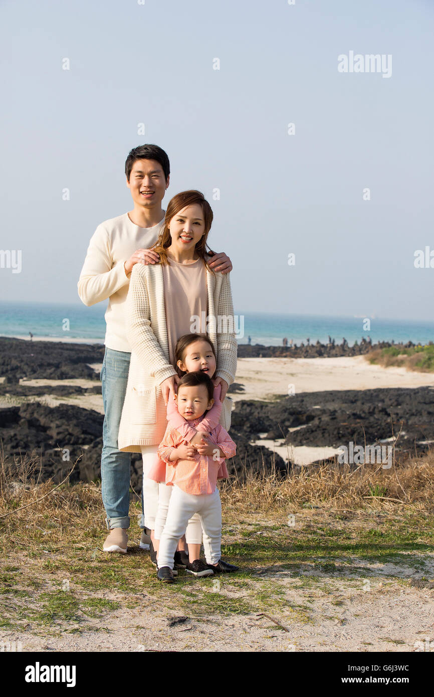 Glückliche asiatischen Familie posiert am Strand Stockfoto