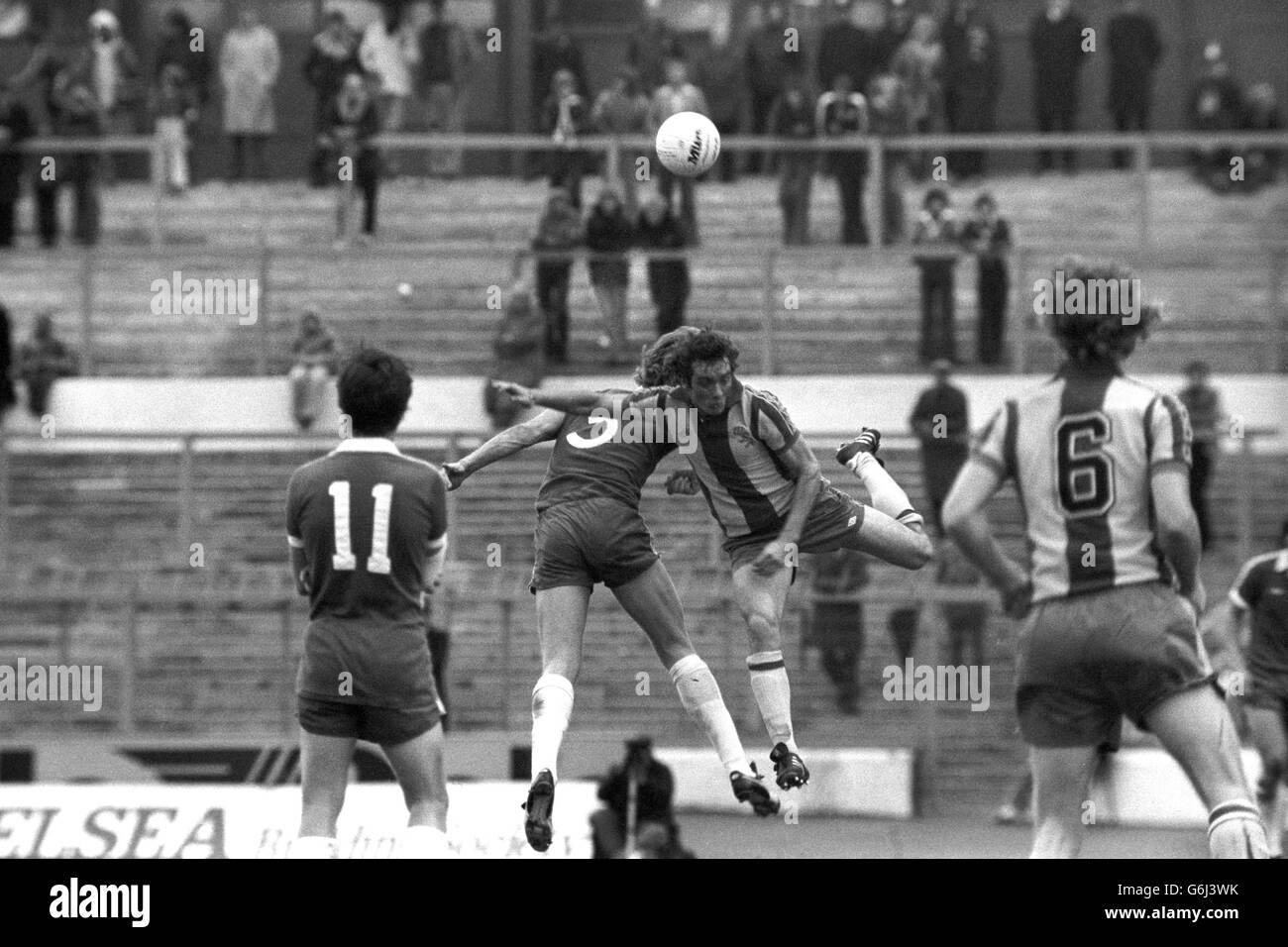 Chelsea No5 Steve Wicks (l) und West Bromwich Albion No8 Alistair Brown kämpfen während des Spiels der Division One gegen West Bromwich Albion in Stamford Bridge, London, um den Ball. Chelsea verlor 1:3, während Wicks ihr Tor in der ersten Minute erzielte. Stockfoto