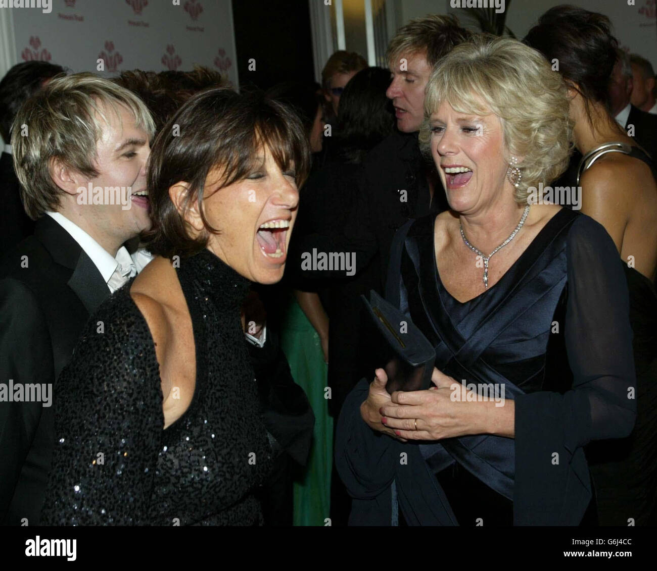 Camilla Parker Bowles und Donna Karan während der Pause in der Royal Albert Hall, wo die größten Stars des Pop und der Mode nach London kamen, um Tausende von Pfund für wohltätige Zwecke zu sammeln. In der Style-meets-Showbiz-Extravaganza Fashion Rocks strömten einige der weltweit bekanntesten Namen im Auftrag des Prince's Trust in die Royal Albert Hall. Robbie Williams, Beyonce und Blue gehörten zu den Prominenten, die an der glitzernden Veranstaltung von Liz Hurley teilnahmen. Eine Vielzahl von Supermodels wird auch ihre Sachen mit Live-Performances von den Sternen begleitet, von denen jeder von einem gekleidet werden Stockfoto