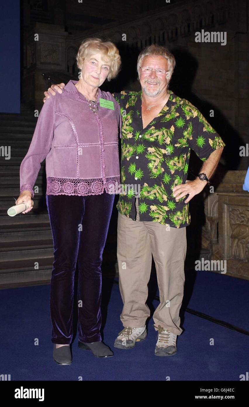 Ines Labunski Roberts, die die Sektion Wild Places gewonnen hat, erhält ihre Auszeichnung von Bill Oddie bei der Auszeichnung Wildlife Photographer of the Year 2003 im Natural History Museum, Cromwell Rd, London. Stockfoto