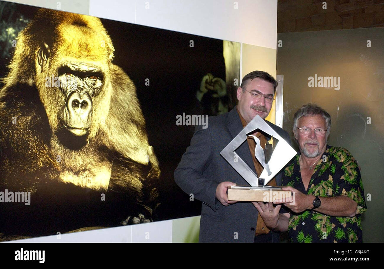 Gesamtsieger Gerhard Schulz (Deutschland) und Bill Oddie, mit dem Siegerbild beim Wildlife Photographer of the Year 2003 im Natural History Museum, Cromwell Rd, London. Stockfoto