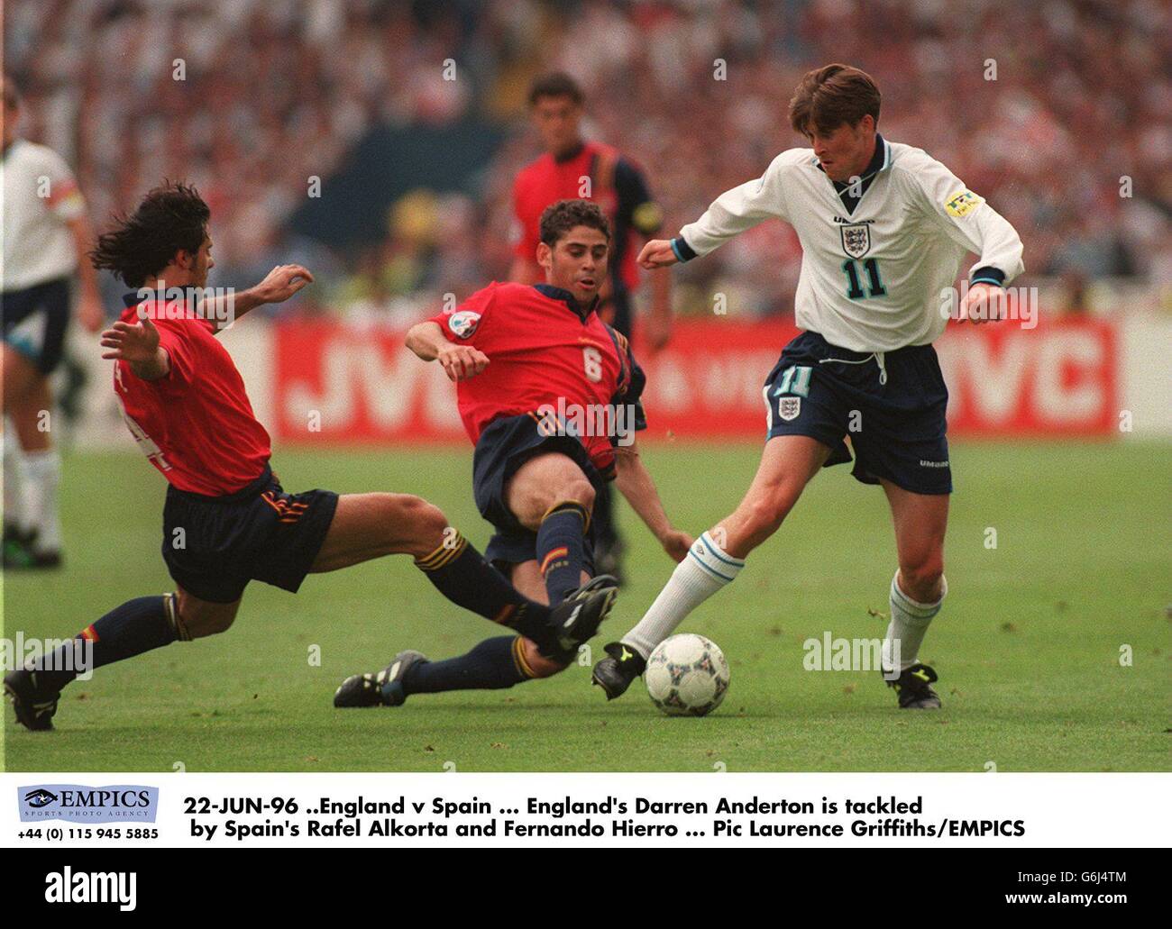 22-JUN-96 .England / Spanien. Der englische Darren Anderton wird vom spanischen Rafel Alkorta und Fernando Hierro angegangen Stockfoto