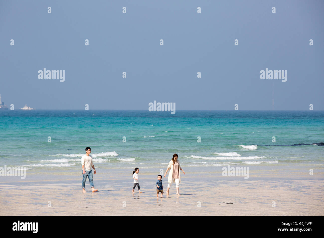 Asiatische Familienglück zu Fuß am Strand Stockfoto