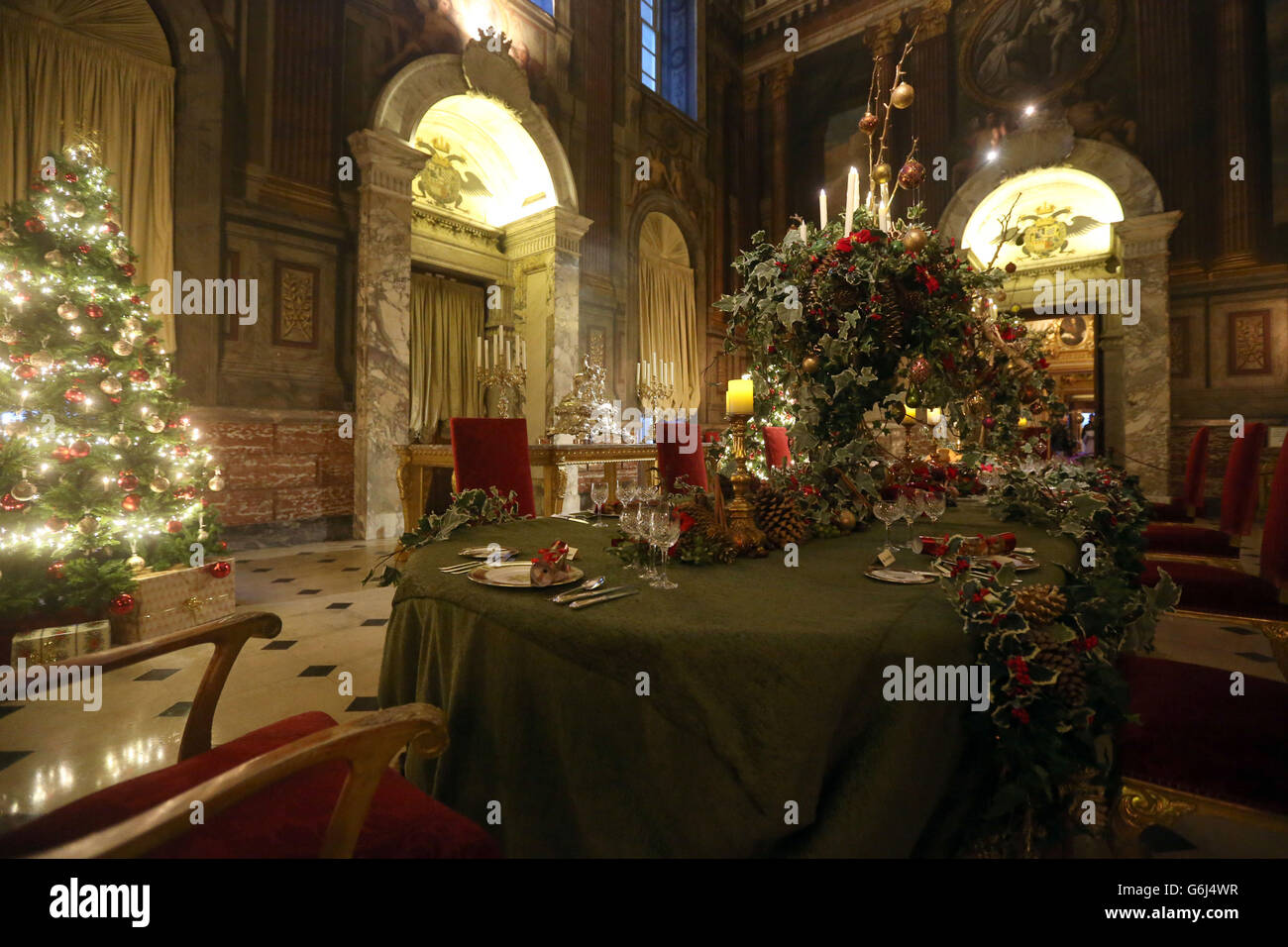 Der Tisch des Grand Saloon wird vorbereitet auf Ein Dickensian Christmas im Blenheim Palace in Oxfordshire, das vom 9. November bis 13. Dezember stattfindet. Stockfoto