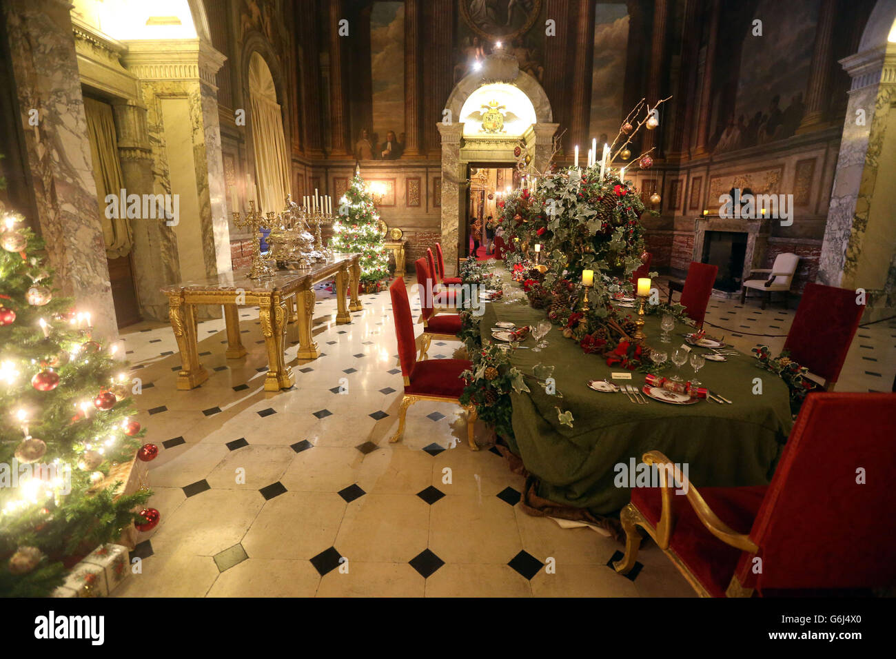 Der Tisch des Grand Saloon wird vorbereitet auf Ein Dickensian Christmas im Blenheim Palace in Oxfordshire, das vom 9. November bis 13. Dezember stattfindet. Stockfoto