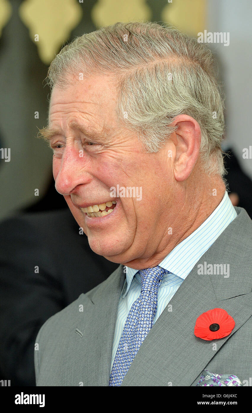 Der Prinz von Wales lächelt während eines Besuchs der Mumbai Mobile Creche, wo Arbeiterkinder in Mumbai, Indien, am vierten Tag ihres offiziellen Besuches in Indien und Sri Lanka unterrichtet werden. Stockfoto