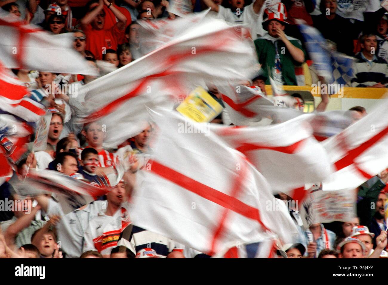 England-Fans winken ihre St. George's Cross-Flaggen, während die Teams auf den Platz gehen Stockfoto