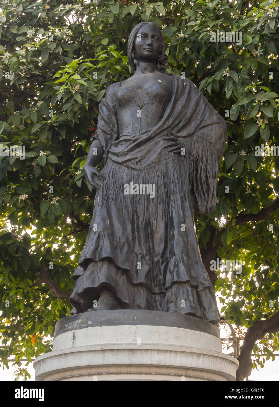 SEVILLA, SPANIEN - 14. MÄRZ 2016: Statue von Carmen aus der Oper, die in Sevilla stattfand Stockfoto
