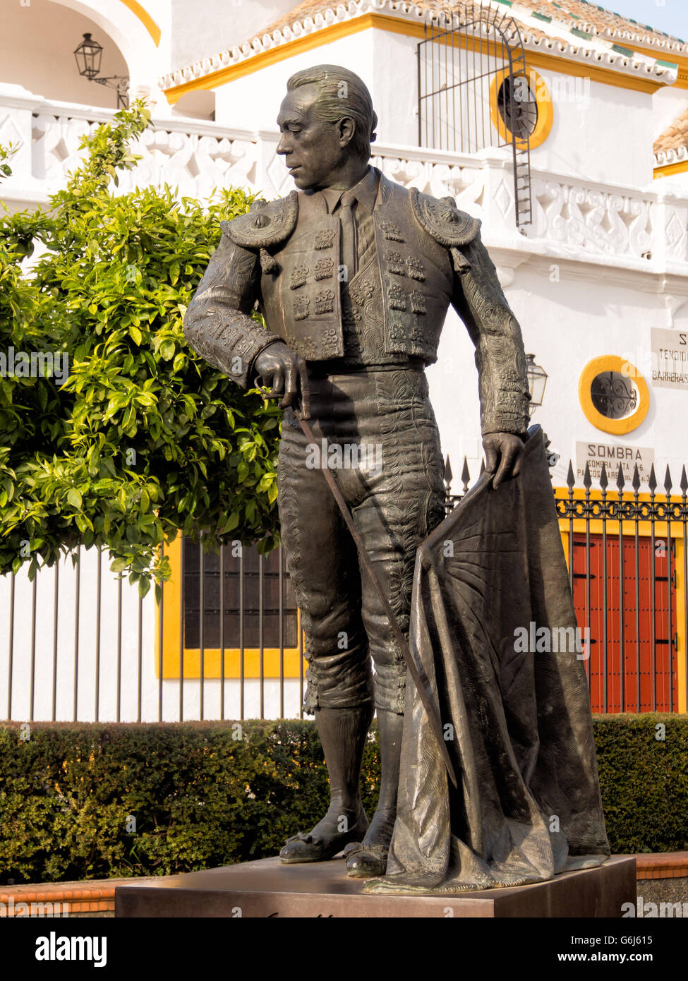 SEVILLA, SPANIEN - 14. MÄRZ 2016: Statue von Matador Pepe Luis Vazquez auf der Stierkampfarena Stockfoto