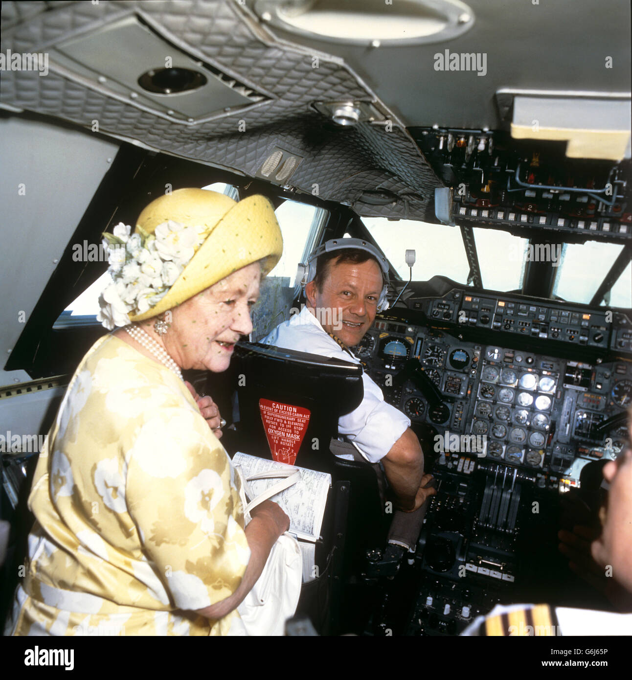 Die Queen Mother hatte ein verspätete Geburtstagsgeschenk, einen Flug auf dem Überschalljetliner Concorde von British Airways. Es war ihre erste Reise in einem schallabsperrenden Flugzeug und kam aufgrund ihres langersehenden Wunsches, im Flugzeug zu fliegen. Stockfoto