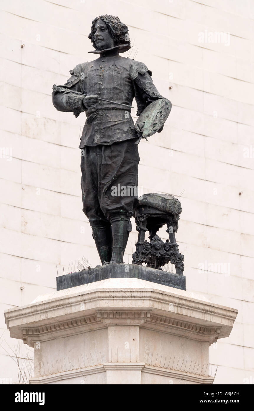 SEVILLA, SPANIEN - 15. MÄRZ 2016: Statue des spanischen Künstlers Diego Velazquez auf der Plaza del Duque de la Victoria Stockfoto