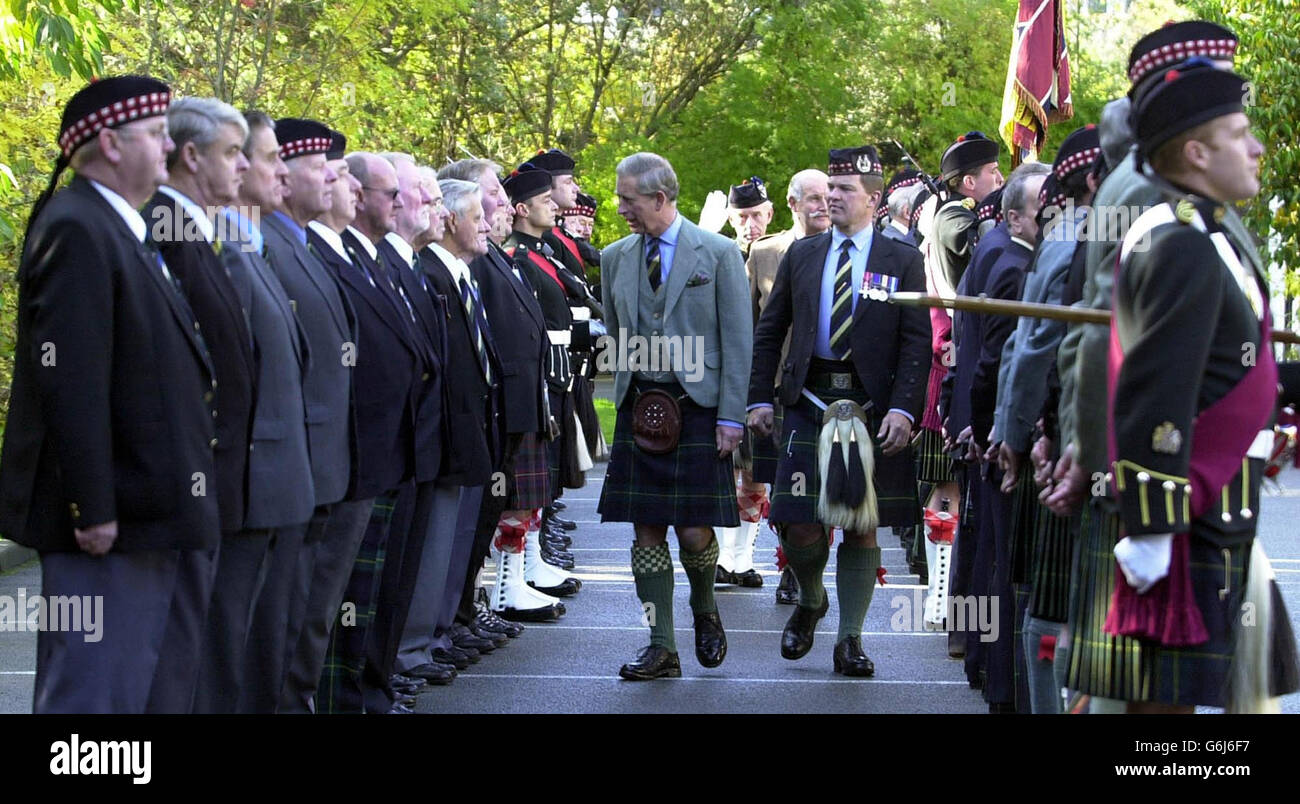 Der Prinz von Wales, der Herzog von Rothesay, im Gordon Highlanders Museum in Aberdeen, um eine Parade während einer Zeremonie zu sehen, um die letzten Farben des Regiments zu legen. Stockfoto