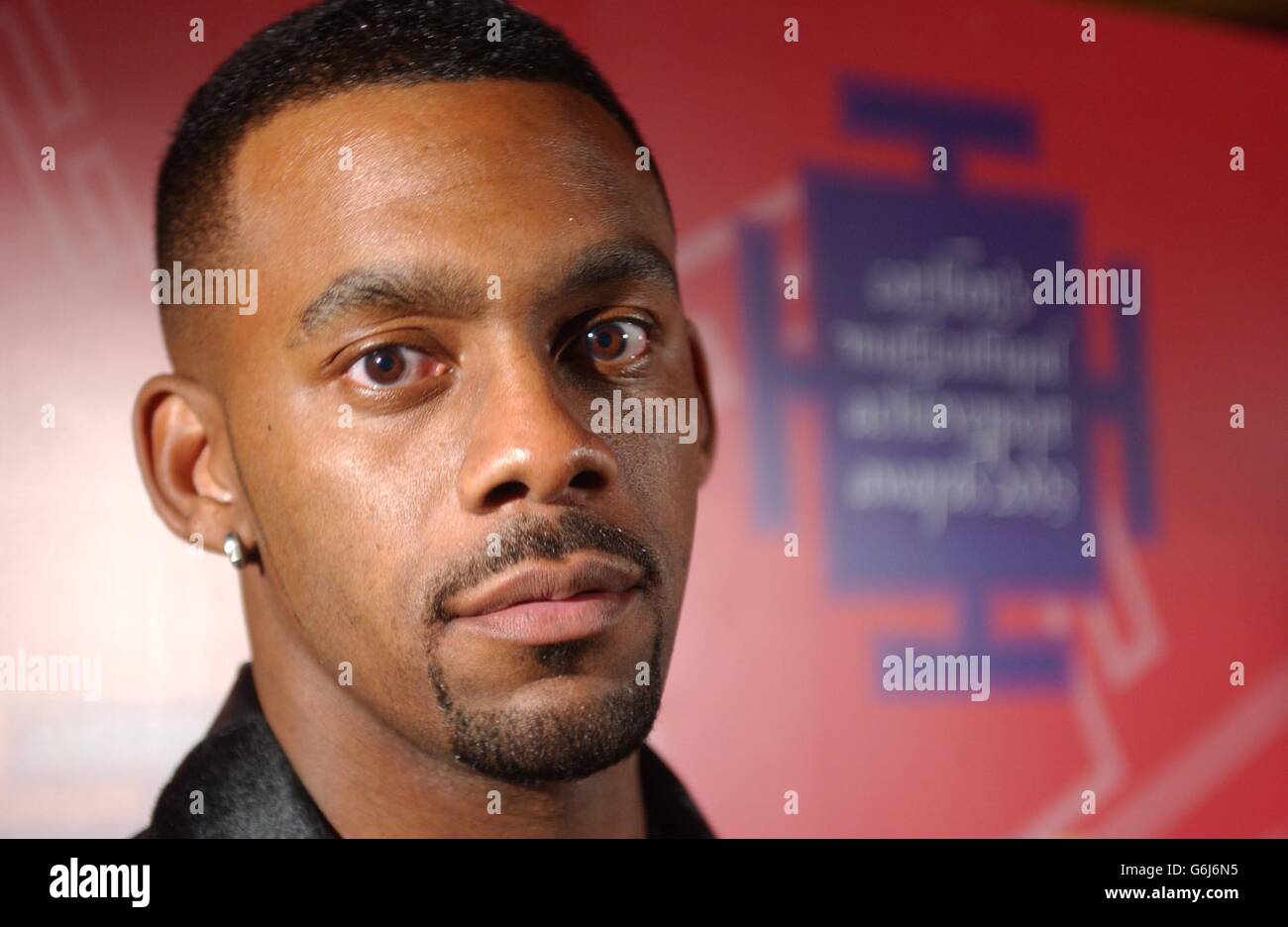 Richard Blackwood kommt für Carlton's multikulturelle Achievement Awards 2003 an der Po Na Na im Westen Londons an. Die jährlich stattfindende Veranstaltung, die nun zum dritten Mal stattfinden wird, würdigt junge Menschen, die das moderne Großbritannien gestalten. Stockfoto