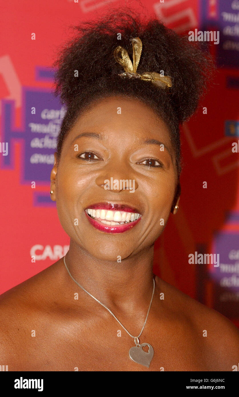 Floella Benjamin kommt für Carlton's multikulturelle Achievement Awards 2003 an der Po Na Na im Westen Londons an. Die jährlich stattfindende Veranstaltung, die nun zum dritten Mal stattfinden wird, würdigt junge Menschen, die das moderne Großbritannien gestalten. Stockfoto