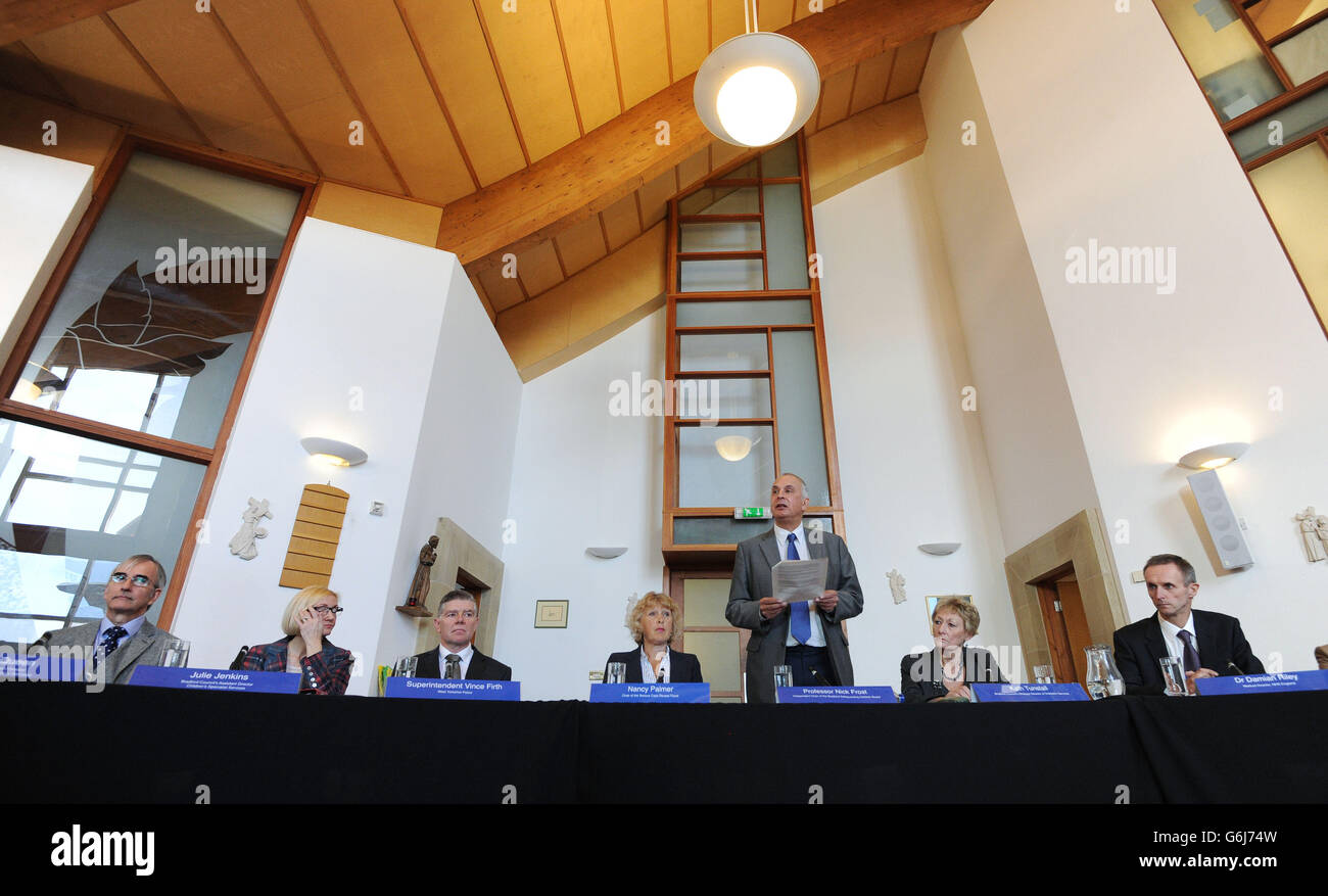 Hamzah Khan ernsthafte Vorgangsüberprüfung Stockfoto