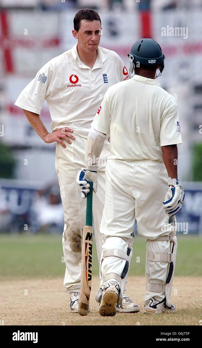 England Bowler Rikki Clarke (links) konfrontiert Bangladesch Batman Mushfiqur Rahman, während der vierten Tag des ersten Testspiel im Bangabandhu Stadium in Dhaka. Stockfoto