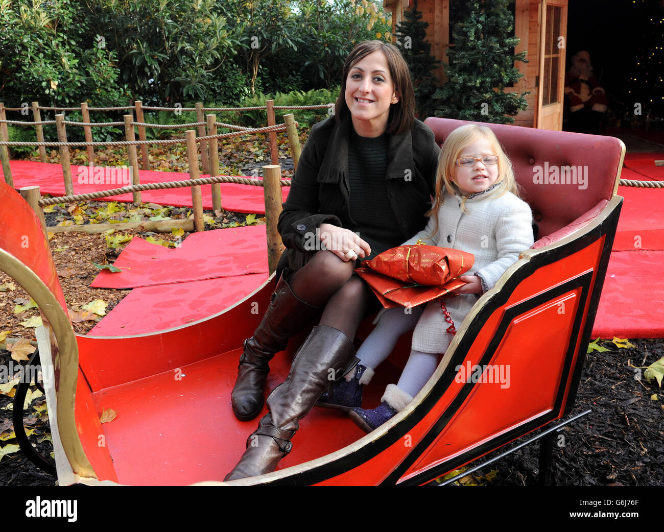 Natalie Cassidy und ihre Tochter Eliza helfen, die Meet Santa Erfahrung im ZSL London Zoo zu starten und helfen, die festliche Saison im Zoo zu beginnen, indem sie die erste ist, die den Weihnachtsmann und seine Rentiere trifft. Stockfoto