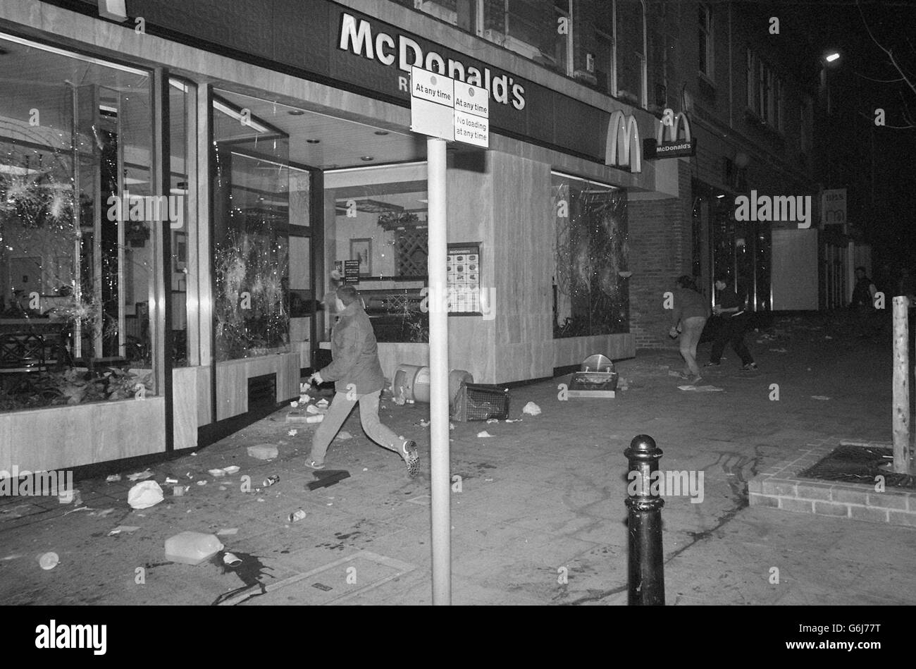 Demonstranten schlugen Fenster in Hackney im Osten Londons ein, nachdem die Polizei eine Umfragesteuerdemonstration vor dem Rathaus abgebrochen hatte. Die Gewalt brach aus, als der von der Labour-Partei kontrollierte rat zusammenkam, um eine Rate von £499 festzulegen. Stockfoto