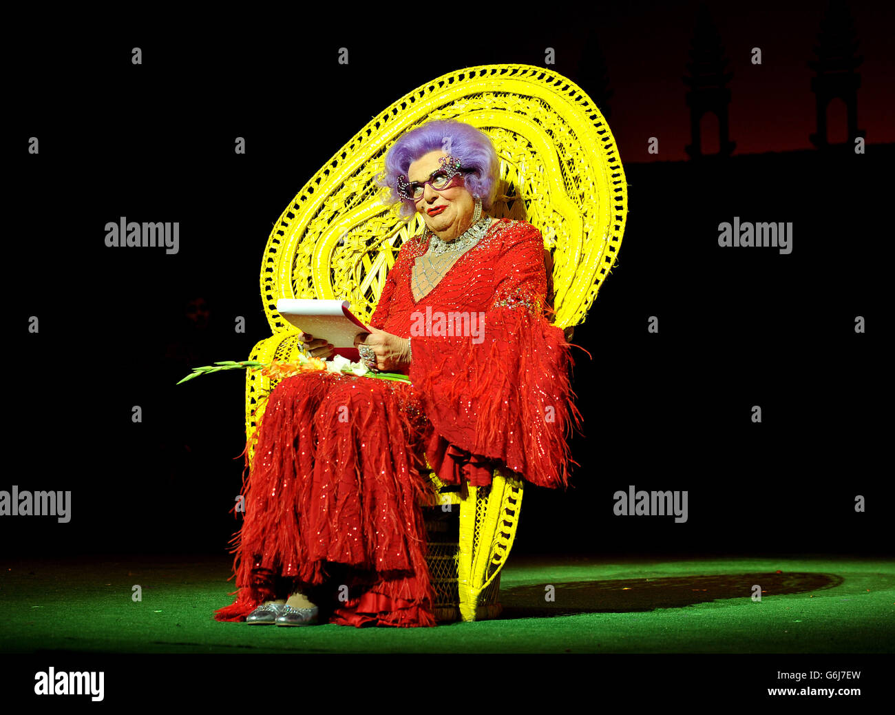 Barry Humphries als Dame Edna Everage bei der Ankündigung der Farewell Tour von Barry Humphries im Londoner Palladium, London. Stockfoto