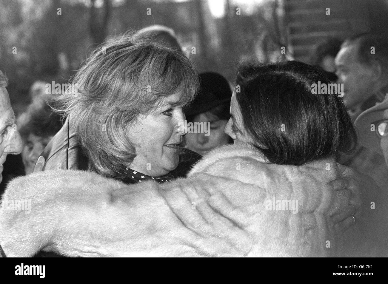 Die Schauspielerin Wanda Ventham (l.) und Frau Sandy Hendry, die Frau des verstorbenen Schauspielers Ian Hendry, umarmen sich bei seiner Beerdigung im Golders Green Crematorium. Mrs Ventham spielte gegenüber dem Schauspieler in der Fernsehserie „The Lotus Eaters“. Stockfoto