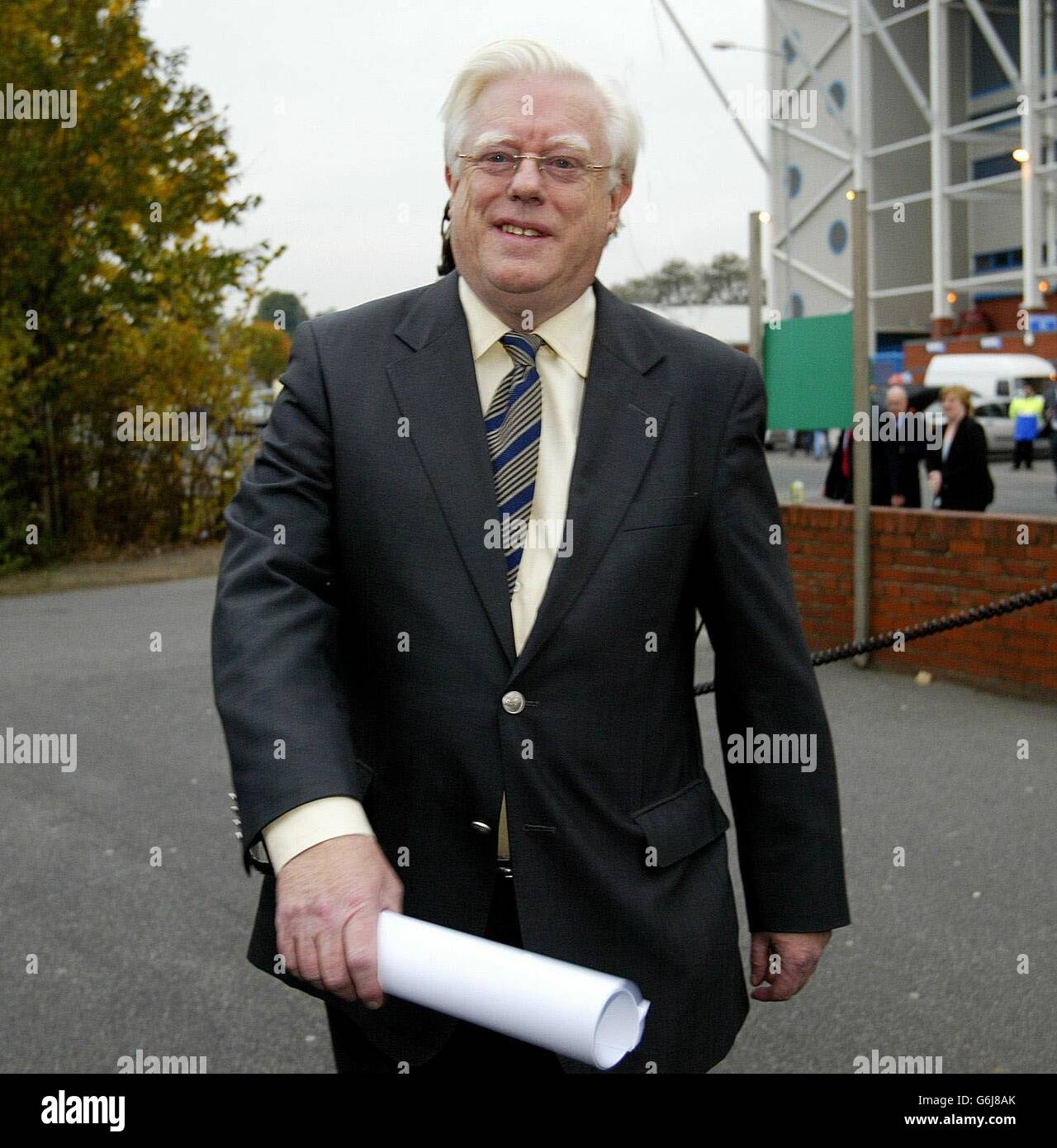 Leeds Chairman Professor John McKenzie kommt zu einer Pressekonferenz an dem Tag, an dem der Club einen Rekord vor Steuern jährlichen Verlust von 49,5 Millionen auf ihrem Elland Road Ground angekündigt hat. Stockfoto