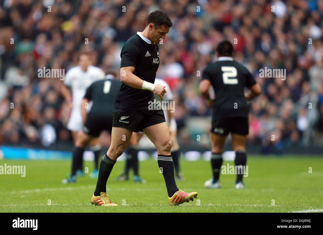 Rugby Union - QBE International - England / Neuseeland - Twickenham. Der Neuseeländer Dan Carter ist gezwungen, das Feld während der QBE International im Twickenham Stadium, London, mit einer Verletzung zu verlassen. Stockfoto