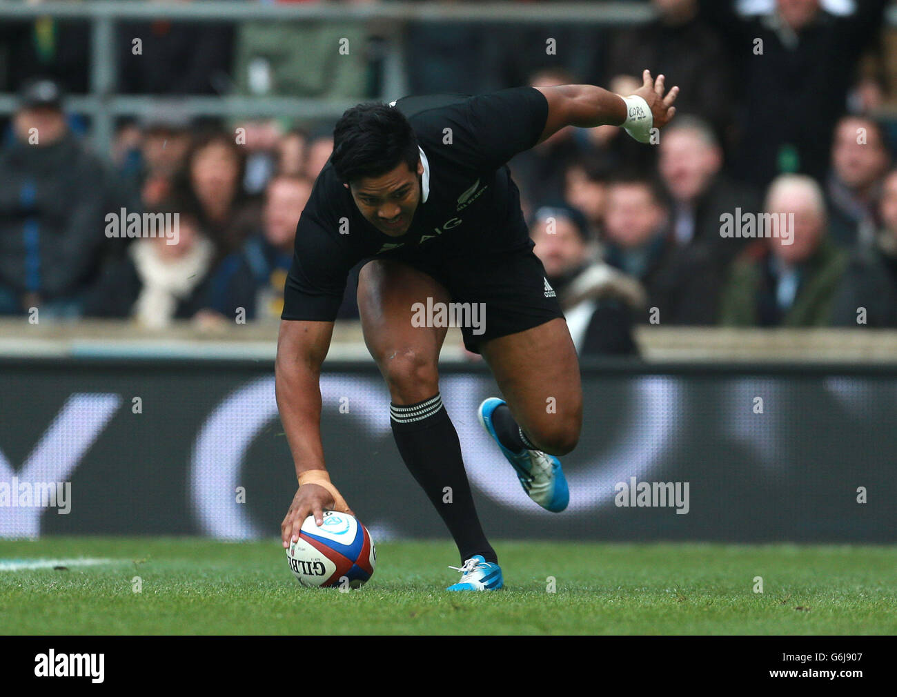 Rugby Union - QBE International - England / Neuseeland - Twickenham. Der Neuseeländer Julian Savea erhält seinen ersten Versuch während der QBE International im Twickenham Stadium, London. Stockfoto