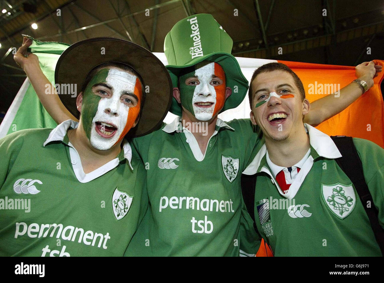 Irland-Fans (von links nach rechts) Brian Carroll, Eamonn Cooney und Niall Carroll von Dundalk im Telstra Dome für Irlands Pool EIN Spiel mit Australien in der Rugby-Weltmeisterschaft 2003 im Telstra Dome, Melbourne. Australien gewann das Spiel 16-15. Keine Nutzung des Mobiltelefons. Websites dürfen während des Spiels nur alle fünf Minuten ein Bild verwenden. Stockfoto
