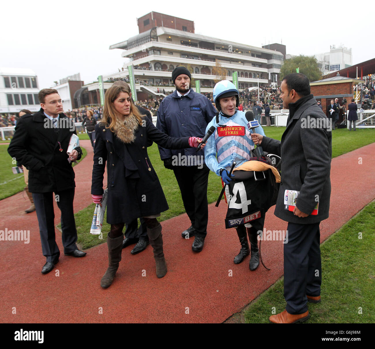 Der Jockey Tom Scudamore wird vom Fernsehmoderator Rishi Persad (rechts) des Senders Channel 4 interviewt, nachdem er die Hürde für Anfänger des Supreme Trial der Sky Bet gewonnen hat Stockfoto