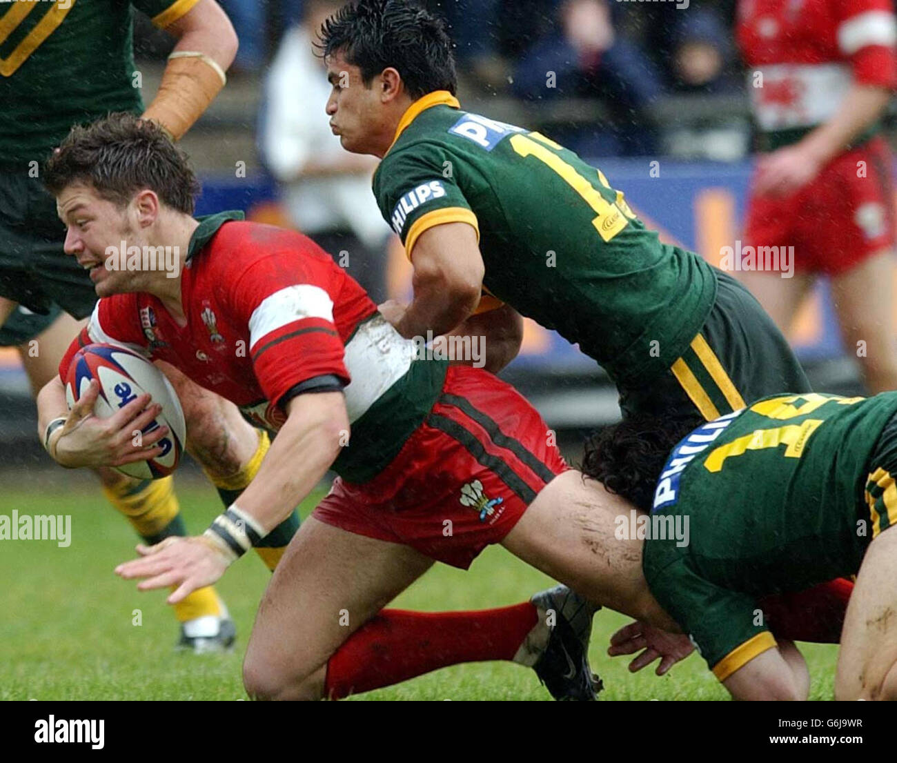 Wales Jordan James (links) wird während des Rugby-Liga-Spiels im Brewery Field, Bridgend, Wales, von der australischen Verteidigung angegangen. Stockfoto