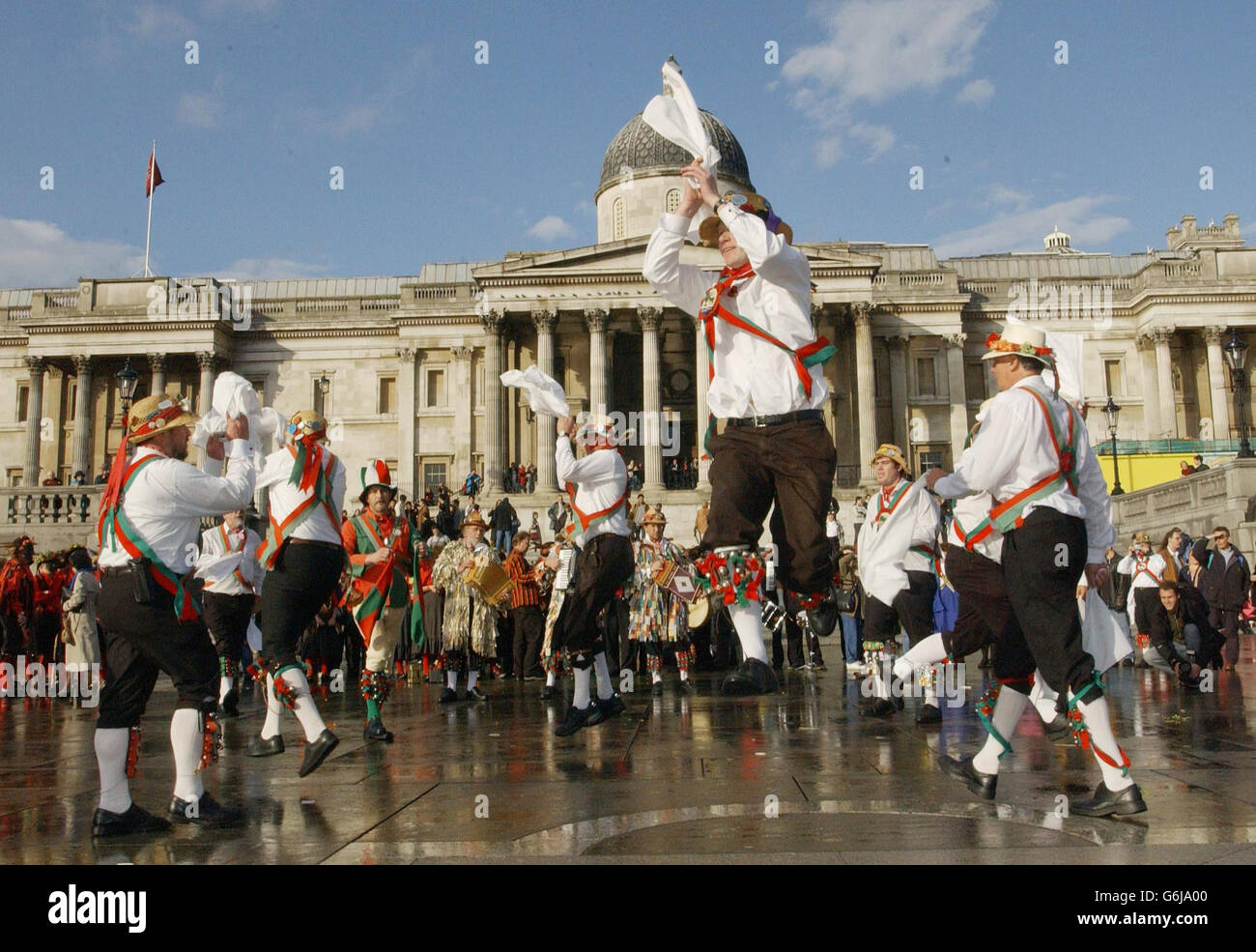 Morris-Männer tanzen auf dem Trafalgar Square in London, um Morris-Organisationen zu feiern, die eine Ausnahme vom Lizenzierungsgesetz von 2003 erhalten, wonach der öffentliche Tanz durch Lizenz eingeschränkt werden muss. Stockfoto