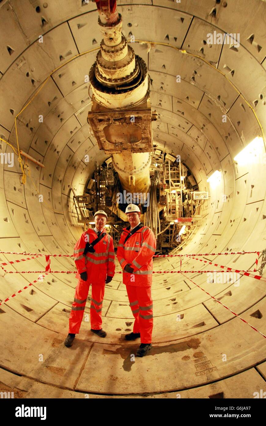 Infrastrukturminister Lord Deighton (links) und Finanzminister Danny Alexander inspizieren den ersten fertiggestellten Abschnitt des Crossrail-Tunnels, nachdem die Tunnelmaschine Phyllis die 6.8 Kilometer lange, 18-monatige Reise zwischen Royal Oak und Farringdon absolviert hat. Stockfoto