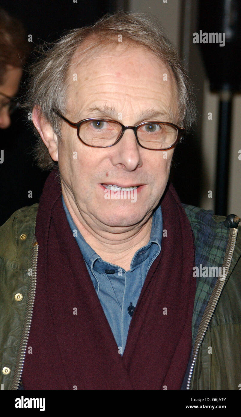 Ken Loach kommt für die British Independent Film Awards im Hammersmith Palais im Westen Londons an. Die BIFA's befinden sich im sechsten Jahr und haben sich der Profilierung der unabhängigen Filmindustrie verschrieben. 5/2/04: Der Filmemacher Ken Loach verteidigte seinen neuen Film über eine Liebesbeziehung zwischen einem Katholiken und einem Muslim, nachdem ein islamischer Führer befürchtet hatte, dass er Bigotterie auslösen könnte. Das neueste Werk des Regisseurs, AE Fond Kiss, wird nächste Woche bei den Berliner Filmfestspielen um die besten Preise getippt. Stockfoto