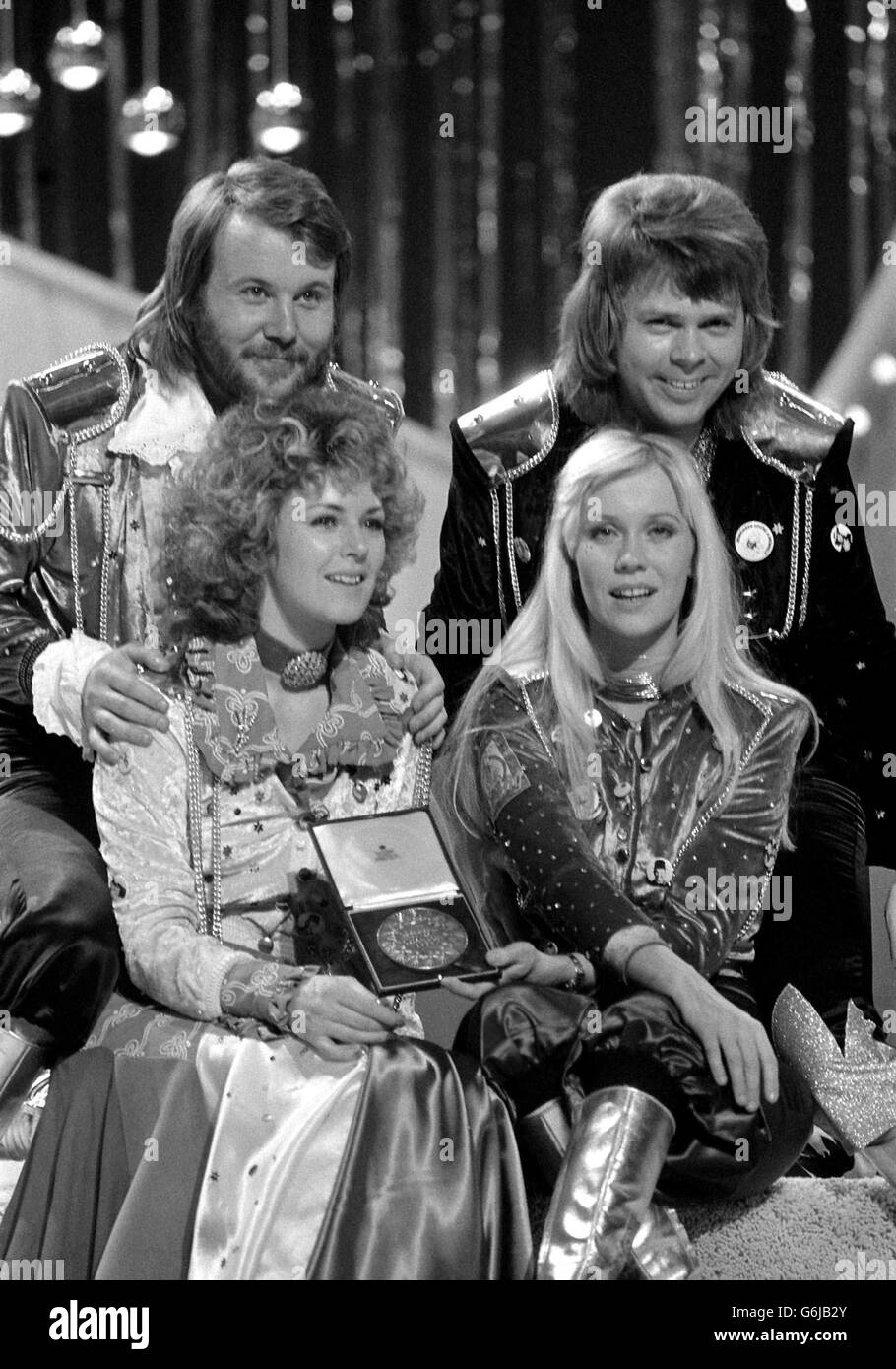 Die Popgruppe Abba gratuliert sich in Brighton nach dem Sieg beim Eurovision Song Contest für Schweden mit „Waterloo“, gesungen von den Mädchen Annifrid Lyngstad (Frida), zweite Linke, und Agnetha Faltskog (Anna). Die anderen Gruppenmitglieder, Benny Andersson, Left, und Bjorn Ulvaeus, komponierten das Lied. Stockfoto