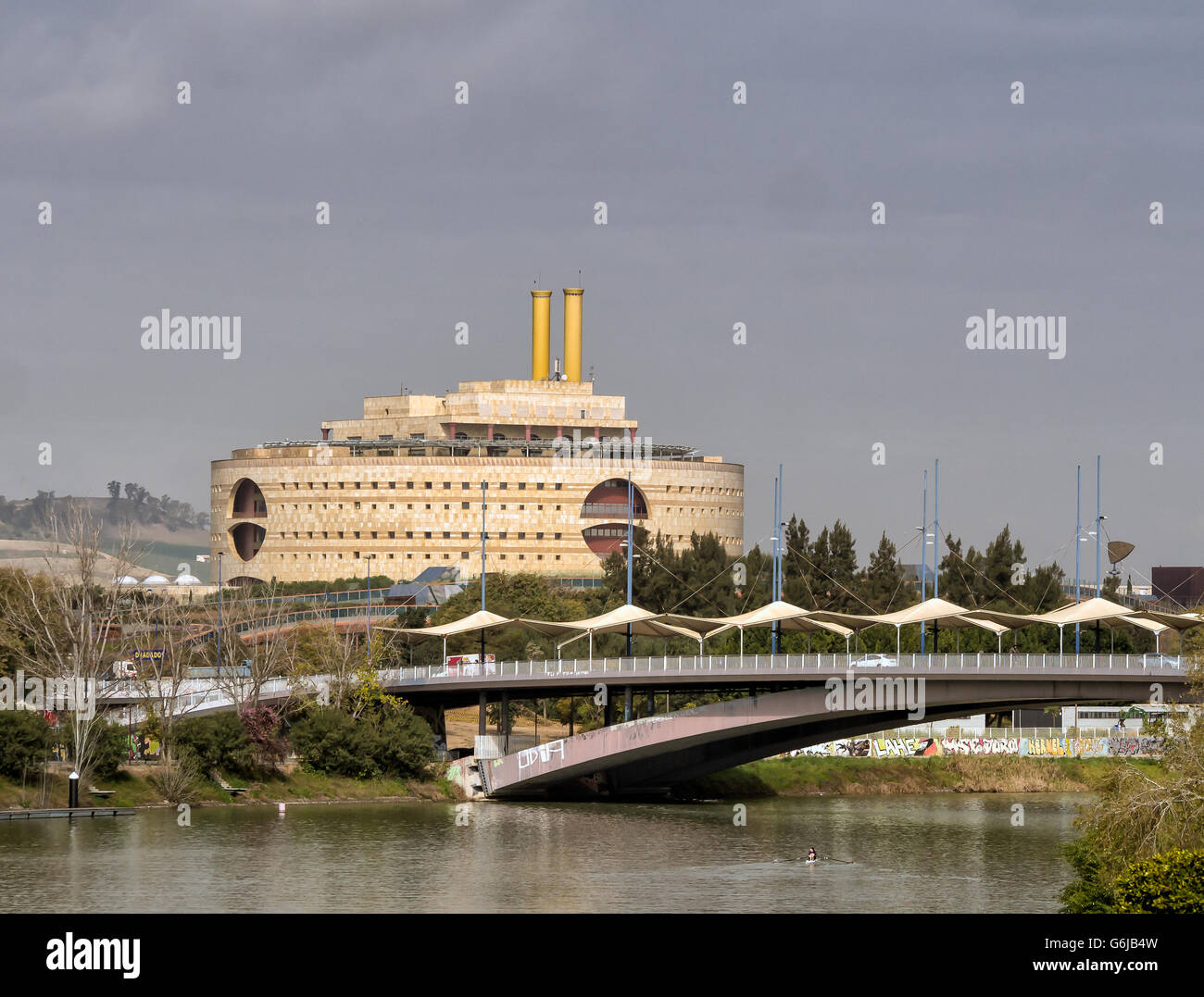 SEVILLA, SPANIEN - 15. MÄRZ 2016: Torre Triana - Verwaltungsgebäude der andalusischen Regierung oberhalb der Brücke am Fluss Guadalquivir Stockfoto